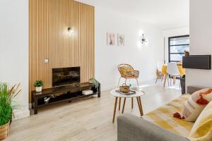 Sunny Duplex W/ Pool & Balcony by LovelyStay - 3hvězdičkové hotely ve městě Carvoeiro