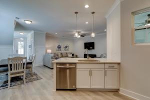 MBR King & 4 Queens Huge Living Room Covered Porch Bikes & Beach Gear included