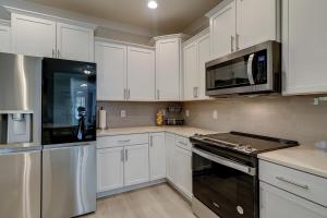 MBR King & 4 Queens Huge Living Room Covered Porch Bikes & Beach Gear included