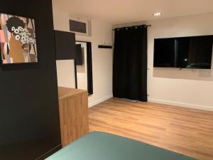 Appartement avec jacuzzi dans la chambre et piscine aux beaux jours