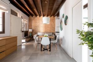Triana Boutique Apartments by Hommyhome