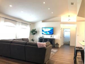 Beautiful Home across the street from Lake June!