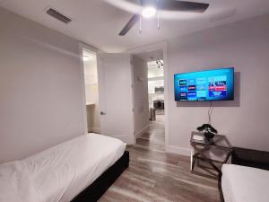 Lux property great for 1 to 8 Guests-family trip ,5Beds 2Rooms Staycation with Gym and EV, proximity to Downtown and Beaches