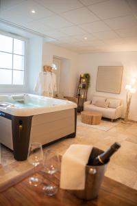 B&B / Chambres d'hotes Couvent des Cordelieres option SPA Jacuzzi : photos des chambres