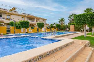 Beautiful 3 Bed Townhouse with landscaped communal pool area