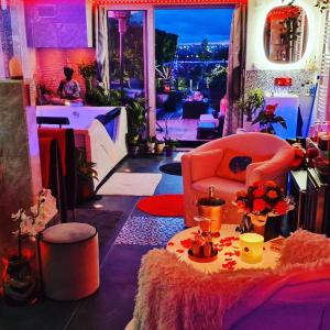 Love hotels Spa de la Lune - Private love room suite with terrace and view - Air Conditioned- Double jacuzzi - Sauna - King size bed - Free WIFI - Free parking - Free breakfast - Close to CDG airport and to the North of Paris : photos des chambres