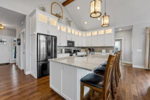 Stunning Lakeview Retreat residence