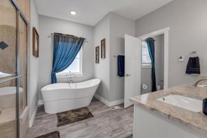 Stunning Lakeview Retreat residence