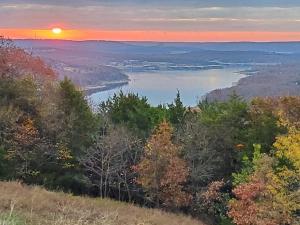 Stunning Lakeview Retreat residence