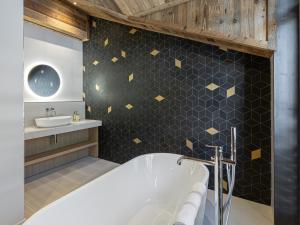 Chalet de charme à Courchevel avec sauna et parking - FR-1-562-59