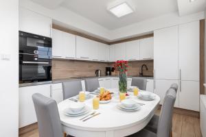 Nemo 4 Bedrooms & Grill