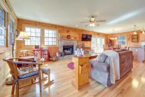 Waynesville Vacation Rental with Mountain Views! - Suttontown