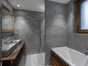 Chalets Chalet moderne lumineux proche pistes - 12 pers, 5 ch, parking, wifi, menage inclus - FR-1-566-43 : photos des chambres
