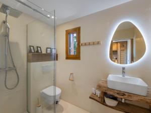 Appartement de charme avec cheminée et balcon ensoleillé à Courchevel - FR-1-564-84