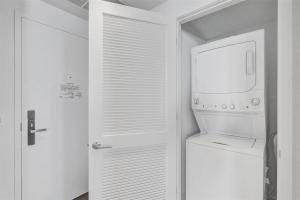 HYDE BEACH HOUSE - MILLIONAIRE 2 bd 2 ba APT, DIRECT OCEAN VIEW, 5 MIN WALK TO OCEAN