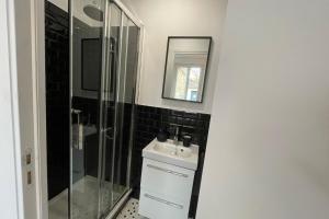 Appartements Black Serenity Suites Studio near Paris Orly : Studio Standard