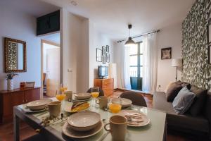 HomeySeville- Bright Apartment at Santa Cruz 6 pax, Parking Optional