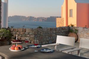 Red Cliff Santorini Villa - Volcano View & Jacuzzi