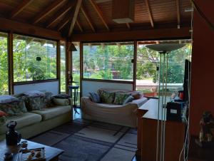 Casa à 250m praia Martim de Sá, melhor praia, boas opções de lazer