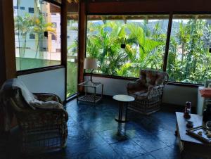 Casa à 250m praia Martim de Sá, melhor praia, boas opções de lazer