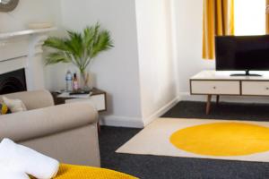 SHM Stays HS2 workers Great for long term stays & Short Stays, 15 min drive to City Centre & Airport 2 min walk to Shops and Train Station
