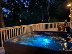 Bear Creek Cabin, Hot Tub, WIFI, Cozy Cabin Retreat in the Smokies Comfort & Fun for All