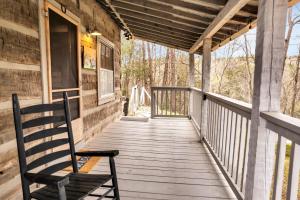 Bear Creek Cabin, Hot Tub, WIFI, Cozy Cabin Retreat in the Smokies Comfort & Fun for All