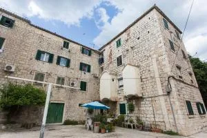 Apartments by the sea Kastel Kambelovac, Kastela - 20942 - Selo Kaštel Kambelovac