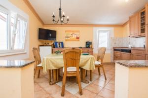 Apartments with parking space Vir - 20971