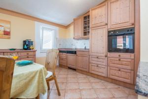 Apartments with parking space Vir - 20971