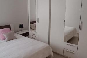 Apartments with parking space Kastel Stafilic, Kastela - 21012