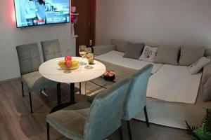 Apartments with parking space Kastel Stafilic, Kastela - 21012