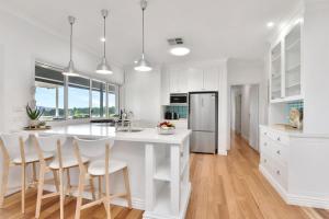 Palmers Lane On Vineyard 5br Homestead with Pool