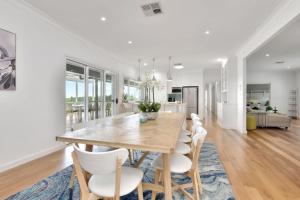 Palmers Lane On Vineyard 5br Homestead with Pool