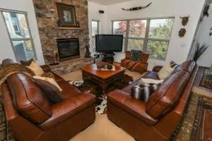 Seven Springs Woodridge 4 Bedroom Premium Condo, Mountain Views and Sleeps 10! condo - Confluence
