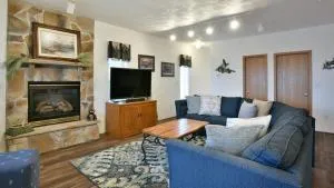 Seven Springs Woodridge 4 Bedroom Premium Condo, Deck with Mountain Views condo - Confluence