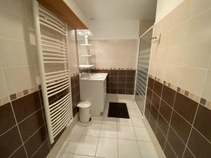 Appartement 4 personnes, rez-de-chaussée, piscine, plage à 200 m, wifi - FR-1-709-32