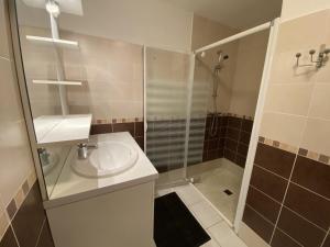 Appartement 4 personnes, rez-de-chaussée, piscine, plage à 200 m, wifi - FR-1-709-32