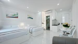 Phòng Tiêu Chuẩn Gia Đình Có Cửa Sổ (Standard Family Room with Window)