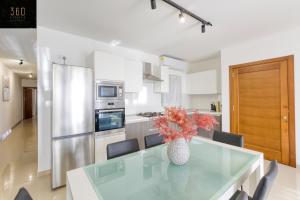 Stunning 3BR wCountry View Apartment in MScalak by 360 Estates