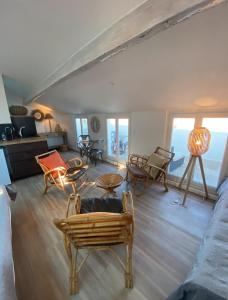 Appartements les nuits etoilees, studio terrasse apercu mer, WIFI, AC, 100m du port Sanary : photos des chambres