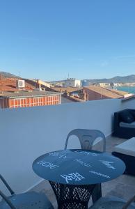 Appartements les nuits etoilees, studio terrasse apercu mer, WIFI, AC, 100m du port Sanary : photos des chambres