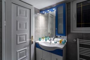 Modern 2BD apt in Athens , 3-min metro