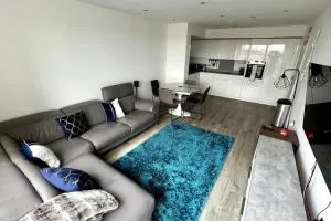 Luxury Top Floor Apartment in London - Hatch End