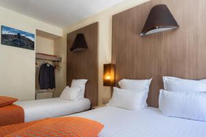 Hotels Hotel Carre Vieux Port : Chambre Triple Supérieure avec Baignoire
