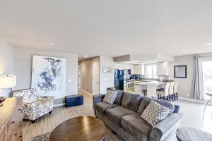 Lake Chelan Shores Sleek Stunner 19 to 4