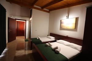 Quadruple Room with Sea View room in Hotel Mollanji