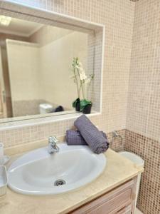 NEW HOLIDAYS BEACH & POOL ,AIRCOND , Playa de las Americas, Tenerife