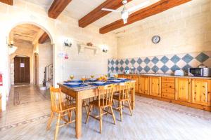 Ta Guljetta Villa Sleeps 8 with Pool