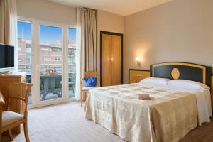 Double or Twin Room with Terrace room in Maciá Condor